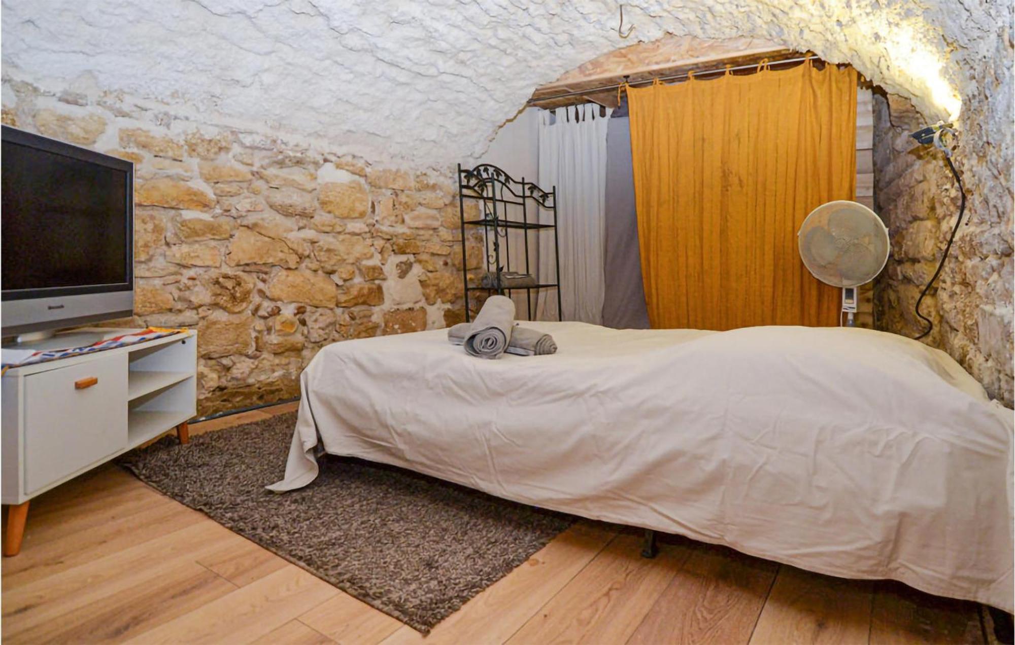 Awesome Apartment In Pujaut With Swimming Pool Esterno foto